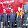 (cdo)   Die Feuerwehr Lohr hat für die Besetzung der im Stadtgebiet vorhandenen 13 Fahrzeuge, die über 3500 Kilogramm Nutzlast haben und in Lohr selbst sowie in Rodenbach, Ruppertshütten, Sackenbach, Steinbach und Wombach stationiert sind, weitere Vorsorge getroffen. Tobias Kreser und Maximilian Hörnes aus Rodenbach und Peter Ruf sowie Marc Ochlast aus Lohr-Stadt haben die Prüfung zum neuen Feuerwehrführerschein erfolgreich abgelegt und können künftig Feuerwehrfahrzeuge bis 7,5 Tonnen führen. Das Bild zeigt (von rechts) Peter Ruf, Marc Ochlast, Fahrlehrer Stefan Schneider (Feuerwehr Gemünden), Feuerwehr-Führerscheinprüfer Sven Scheuring (FF Frammersbach) und Kommandant Joachim Mantel. Die Kosten für den Führerscheinerwerb trägt die Stadt Lohr. Ziel ist laut Mantel, in den Stadtteilstandorten nur noch Fahrzeuge bis 7500 Kilogramm zu stationieren.