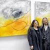 Kunst in der Psychiatrie: Für den Eingangsbereich des Hauses K im psychiatrischen Krankenhaus Schloss Werneck schufen Daniela und Frank Zeller einen Bilderzyklus “Lebenslinie - Lebenskreis“. Unser Foto zeigt die Künstler mit (rechts) dem Ärztlichen Direktor Prof. Dr. Hans-Peter Volz.