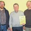 Urkunde: Rainer Seufert (Mitte) engagiert sich seit 50 Jahren in der Kolpingfamilie Bastheim und wurde dafür vom Vorsitzenden Stefan Türk (rechts) und von Präses Hans-Günther Zimmermann ausgezeichnet.