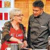 Meisterliche Hilfe: Mir ihrer fränkischen Mostsuppe präsentierte die Karlstadterin Edith Brühl (links) bei der ZDF-Küchenschlacht eine raffinierte Kreation mit heimischem Silvaner. Sternekoch und Moderator Alexander Herrmann (rechts) stand den Köchen mit Rat, aber auch Kritik zur Seite. Das Aufnahme entstand während der Dienstags-Ausstrahlung, das Bild wurde vom Fernseher abfotografiert. Am heutigen Donnerstag um 14.15 Uhr tritt die Hobbyköchin Brühl mit einer Hauptspeise und einem Nachtisch an.