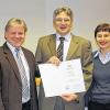 (mk)  Der „Meisterpreis der bayerischen Staatsregierung“ wurde Jürgen Leppig aus Marktheidenfeld im Rahmen einer Feierstunde der Handwerkskammer Würzburg für die beste Prüfung zum Gebäudeenergieberater (HWK) verliehen. Mit dieser bestandenen Prüfung ist man berechtigt, Energieberatungen für Wohngebäude durchzuführen sowie Gebäudeenergiepässe für Alt- und Neubauten auszustellen. Ein Energieberater berät Kunden in allen Fragen der wärmetechnischen Gebäudemodernisierung und entwickelt Modernisierungskonzepte unter Beachtung wirtschaftlicher Aspekte. Experten prognostizieren einen enormen Bedarf an Energieberatungen durch die Einführung des Energiepasses für Gebäude und die gesetzlichen Vorgaben der Energieeinsparverordnung (EnEV). Der der Staat unterstützt mit Förderprogrammen diesen Prozess. Der Freistaat Bayern zeichnet auch Absolventen von Fachschulen und Fachakademien mit staatlicher Abschlussprüfung für besondere Leistungen mit dem „Meisterpreis“ aus. Von links: Gottfried Baumgartner (Leiter des Kompetenzzentrums für Energietechnik HWK Würzburg), Jürgen Leppig und Andrea Sitzmann (Meister-und Fortbildungsprüfungen HWK Würzburg).