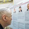 Die Qual der Wahl: Ein Russe betrachtet die Liste der Präsidentschaftskandidaten vor einem Wahllokal in Moskau.