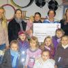 (ela)   Einen Scheck über 1350 Euro konnte der Elternbeirat des St.-Mauritius-Kindergartens Wiesentheid dem Kindergarten-Team um Leiterin Maria Stadtelmayer überreichen. Das Geld hatten der Elternbeirat und helfende Eltern beim Frühjahrs-Second-Hand-Basar am 26. Februar in der Steigerwaldhalle eingenommen, bei dem Kinderkleidung und Kinderspielzeug verkauft wurden. 15 Prozent des erwirtschafteten Basarumsatzes war von vorneherein für den Kindergarten bestimmt. Darüber hinaus hatten zahlreiche Mütter Torten und Kuchen gebacken, die reißenden Absatz fanden, wie es in einer Mitteilung heißt. Das Kindergarten-Team und der Elternbeirat freuen sich, von dem Geld Spielsachen oder Bastelmaterial für die Kleinen kaufen zu können. Auf dem Foto die Elternbeiräte Marion Elflein, Patricia Warta und Uta Müller, die der Kindergartenleiterin Maria Stadtelmayer den Scheck überrechten.