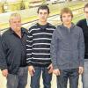 Lohnende Ausbildung: Geschäftsführer Ralf Diesslin, die Ausbilder Edgar Engelhardt und Walter Schenkel, die frisch gebackenen Gesellen Martin Kemmer, Matthias Beck und Andreas Dürr sowie Geschäftsführer Peter Herrhammer (von links) vor einer Kerzenglas-Abfüllanlage, die für die USA bestimmt ist.