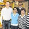 Übergabe: „Bäckerei Jäger, Inhaber Andreas und Doris Kuhn“ heißt es jetzt in der Brückenstraße 22 in Zellingen. In dem Traditionsbetrieb wird auch weiterhin täglich frisch gebacken. Von links: Andreas und Doris Kuhn, Bürgermeister Wieland Gsell, Marita und Berthold Jäger.