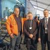 Präsentation der Mobilen Fabrik: Das Bild zeigt (von links) Mile Marjanovic und Karl-Heinz Link, Produktions- und Werksleiter von Schlemmer in Haßfurt, und Josef Minster, Geschäftsführer des Gesamtkonzerns bei der Vorstellung der Anlage in Haßfurt im November 2010.