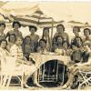 Der Schirm als Symbol für Gemeinschaft und Geborgenheit: Das Foto entstand 1929 im Schulgarten in Wolfratshausen, die Ausstellungsmacherinnen wählten es bewusst als Titelbild aus.