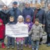 Symbolischer Akt: Die Scheckübergabe zur Hilfe für hörbehinderte Kinder in Uganda an den Projektinitiator Gerhard Ehrenreich erfolgte im Gut Heuchelhof durch Buben und Mädchen der Kita. Rund 7800 Euro erbrachten die Spenden der Sternsinger und von drei Kindergärten. Unser Bild zeigt (von links) Silke Fischer (Leiterin des Integrativen Kindergartens Vogelshof), Gerhard Ehrenreich, Ulrike Steinhoff (Gemeindereferentin von St. Sebastian), Christl Silberschneider (Kindergarten St. Sebastian) und Erzieherin Andrea Duschek (Kita Gut Heuchelhof).
