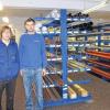 (matz)   Richter und Frenzel eröffnete einen SB-Handel ausschließlich für Handwerksbetriebe in den Bereichen Sanitär, Heizung, Installation und Lüftung. Der Großhandel mit Hauptstandort in Würzburg hat 900 Quadratmeter im ehemaligen Büttner-Möbelgeschäft in der Echterstraße in Karlstadt angemietet. Verkaufsleiter Uwe Scheuerlein (Würzburg) betont auf Nachfrage, dass Richter und Frenzel näher zu den Handwerksbetrieben zwischen Würzburg, Schweinfurt, Aschaffenburg und Bad Mergentheim rücken möchte. Den Abholmarkt leiten Daniel Höfling aus Bühler (rechts) und Manuel Römlein aus Adelsberg. Er ist geöffnet montags bis donnerstags von 7 bis 16.30 und freitags von 7 bis 15 Uhr.