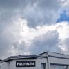 Dunkle Wolken über dem Lohrer Faurecia-Werk: Die 119 Mitarbeiter des Werkes hoffen und bangen um ihre Arbeitsplätze. Nach wie vor sind für den Konzern Schließung oder Verkauf eine Option. Seit Montag ist auch wieder ein Ergänzungstarifvertrag im Gespräch.