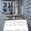 Protest vor dem Werkstor: Pappschilder vor dem Rexroth-Eingang an der Haaggasse machten am Montagmorgen den Unmut über den offenbar geplanten Verkauf der Pneumatik-Sparte deutlich.