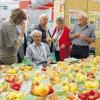 Streuobst in vielerlei Varianten: Das Bild entstand im vergangenen Herbst auf der Mainfrankenmesse in Würzburg, der Pomologe Edwin Balling (sitzend) hatte es mitgebracht.