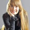(ck) Die heute 22-jährige Münchner Pianistin Anna Buchberger hat bereits im März 2007 bei einem Konzert im Schrannensaal der Sparkasse zum ersten Mal eine Kostprobe ihres verblüffenden Könnens abgegeben: „Eine phänomenale Pianistin, die uns mit ihrem Spiel viel zu erzählen hat.“ (Schweinfurter Tagblatt, 2007) Nun gibt sie am Donnerstag, 29. März (19.30 Uhr, Foyer-Konzertmiete und Konzertmiete I „F“), ein Solorezital im Foyer des Schweinfurter Theaters. Sie hat sich wunderbare Werke ausgesucht: Mozarts Fantasie d-moll KV 397, Schumanns Fantasiestücke op. 12, Chopins Fantasie f-moll op. 49, drei von Rachmaninovs Morceaux die Fantaisie op. 3, und schließlich die Wandererfantasie C-Dur D 760 von Franz Schubert. Anna Buchberger erhielt ihren ersten Klavierunterricht mit fünf Jahren. Drei Jahre später wurde sie mit dem ersten Preis beim Steinway-Wettbewerb in München ausgezeichnet, trat im Herkulessaal auf und war das erste Mal im BR zu hören. 2003 wurde sie als (jüngste) Jungstudentin im Fach Klavier an der Hochschule für Musik und Theater in München aufgenommen und studiert in der Klavierklasse von Margarita Höhenrieder. Bereits als Zehnjährige nahm sie an der Tournee der Münchner Philharmoniker „Konzerte für Kinder“ teil, weitere folgten 2000 und 2002. In diesen Jahren wirkte sie bereits bei Festivals, Rundfunk-, Fernseh- und CD-Produktionen mit und sammelte als Solistin und mit Orchester Konzerterfahrung in ganz Europa, darunter Tonhalle Zürich, Philharmonie Gasteig München, Rudolfinum (Prag), Theater Zug und Kurhaus Meran. Vorverkauf:  (0 97 21) 51 475 oder 51 0 – Internet: www.theater-schweinfurt.de