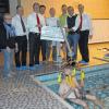 Gut angelegtes Geld: Das sind die Spenden von der Stadt Ostheim, der Sparkassenstiftung Rhön-Grabfeld und der AOK-Direktion Schweinfurt für den neuen Schwimmbad-Lifter im Hallenbad Ostheim. Sehr zur Freude des Vorsitzenden der Versehrtensportgemeinschaft Ostheim-Mellrichstadt, Egon Markert (Vierter von rechts), und seines Stellvertreters Dr. Wolfgang Schneider (Zweiter von rechts) sowie von Bademeister Volker Schmitt (Dritter von rechts). Diese Freude teilen zweite Bürgermeisterin Ulrike Stanek und Bürgermeister Ulrich Waldsachs (links), Gerhard Spies (Dritter von links) und Wolfgang Sauer (rechts) sowie Andreas Witzmann (Vierter von links).