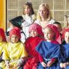 (mk)   Ihre Omas, Opas, Tanten, Onkel und natürlich die Eltern hatten die Röttbacher Kindergartenkinder zum Märchentheater eingeladen. Schon am Eingang kontrollierten die Kinder die Karten ordentlich. Schließlich hatten die Mädchen und Buben sie zwei Wochen vorher auch selbst verkauft. Auch Getränke und Brezeln konnten vor der Aufführung erworben werden „Eine Brezel kostet 50 Cent. Ich habe drei Brezeln, was kosten die?“ „Na, dreimal 50 Cent“, war da zu hören. Dann kam das lang geprobte Stück zur Aufführung. Die Zwei- bis Dreijährigen erfreuten das Publikum mit einem Tanz. Die Vier- bis Sechsjährigen spielten das Märchen der Gebrüder Grimm von Schneewittchen in deren Tradition und Sprache. Die schwerste Rolle war natürlich die der bösen Stiefmutter, denn es ist gar nicht so einfach, lieb zu sein und „böse“ zu spielen. Aber genau das gelang Lucy Fritz hervorragend und alle Schauspieler (im Bild die sieben Zwerge) ernteten zum Schluss großen Applaus.