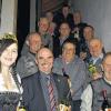 Gruppenbild mit Fläschchen: Artur Steinmann, Präsident des Fränkischen Weinbauverbands (Mitte), Weinprinzessin Carolin (Belz) und Vorsitzender Ludwig Eisen (rechts) hatten für die langjährigen Mitglieder des Nenzenheimer Weinbauvereins Urkunden und Schoppen.