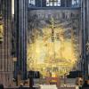 (lsw)   Ein uraltes riesiges Fastentuch ziert wieder das Freiburger Münster: Das zehn Meter mal zwölf Meter große Tuch verhüllt seit 400 Jahren immer zur Fastenzeit den Hochaltar. Es wurde 1611 bis 1612 vom französischen Maler Francois Arparel geschaffen. Nach Angaben des Erzbistums ist es das größte noch erhaltene Stück dieser Art in Europa. Zum 400-Jährigen bringt das Erzbistum das Jubiläumsbuch „Das Freiburger Fastentuch 1612 - 2012“ heraus. Den Gläubigen wird mit dem riesigen farbigen Tuch in der Bildersprache der damaligen Zeit der Sinn der Eucharistie vor Augen geführt: die Vergegenwärtigung von Kreuzestod und Auferstehung durch die Wandlung von Brot und Wein in Leib und Blut Christi, erläuterte Generalvikar Fridolin Keck.