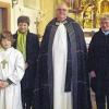 Große Freude bei Neuendorfs Pfarrer Heinz-Peter Martin: Der Frauenbund Neuendorf, vertreten durch (hinten von links) Maria Rauch, Ursula Hoch und Waltrud Steg, überreichte ihm nach dem Sonntagsgottesdienst ein neues „Rauchgewand“ für Beerdigungen.
