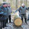 Geschult: „Was ist mein Holz wert“, nannte die Forstverwaltung die Schulung, die Reiner Seufert (rechts) vorbereitet hatte.