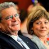 Joachim Gauck im Deutschen Theater in Berlin. Rechts seine Lebensgefährtin Daniela Schadt. Foto: Wolfgang Kumm/Archiv