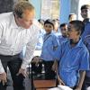 Schwerpunkt Bildung: Entwicklungsminister Dirk Niebel beim Besuch einer Schule.