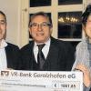 Anschubfinanzierung: Heinz Lorz (Mitte) überreicht Bürgermeisterin Irmgard Krammer (rechts) und Geomaris-Betriebsleiter Wolfgang Schulz einen Scheck über 1861,85 Euro zur geplanten Sanierung des Gerolzhöfer Bades. Der Erlös stammt aus der Bewirtung und der „HELParty“ im Rahmen des von Heinz Lorz auf dem Großparkplatz an der Berliner Straße initiierten Eisbahnbetriebs.
