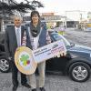 (fcn)   Normalerweise bekommen Besucher bei XXXL Neubert Möbel, Haushaltswaren aller Art und Accessoires, aber keine Autos. Eine Ausnahme bildete jedoch die Übergabe eines Mini Cooper Cabrios im Wert von rund 27 000 Euro, der regionale Hauptpreis eines bundesweiten Gewinnspiels, bei dem insgesamt zwölf solcher Flitzer zur Teilnahme lockten. „Es ist super, dass einer unserer Kunden diesen Hauptgewinn bekommt“, sagte XXXL-Hausleiter Reinhard Piegsa (links). „Ich konnte es erst gar nicht glauben, als ich die Nachricht auf meiner Mailbox hörte“, erklärte Florian Hupp (rechts) aus Estenfeld. Bisher war der 20-Jährige mit dem Auto seiner Mutter unterwegs. Das ändert sich aber sofort: „Ich werde mit dem Mini Cooper jetzt alle meine Freunde in der Umgebung abklappern.“ Und: So schnell wie möglich will er das Dach herunterklappen und offen fahren.