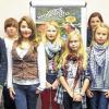 Vorlesewettbewerb des Landkreises: Unser Bild zeigt die Teilnehmer, gesiegt haben: (Sechste von links, Mitte) Rebecca Schneider (Volksschule Gerbrunn) und (rechts hinten) Katharina Neubauer (Gymnasium Veitshöchheim). Beide werden beim Bezirksentscheid Unterfranken des Vorlesewettbewerbs dabei sein.