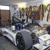 Viel Arbeit für den Meister: Der Schweinfurter Bergrennfahrer Uwe Lang baut in einer Garage derzeit sein Fahrzeug für die im Mai beginnende neue Saison auf.