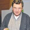 Staubprobe von Loacker: Die Bürgerinitiative „Lebenswertes Wonfurt“ hatte sie mitgebracht, Bernhard Walter nahm sie in Augenschein.