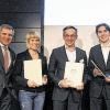 (sp)   Die Versandapotheke mediherz.de hat den „Deutschen Service Preis 2012“ erhalten. Das Deutsche Institut für Servicequalität (DISO) zeichnete zusammen mit dem Fernsehsender n-tv insgesamt 39 Unternehmen in Berlin aus. Die Gewinner wurden aus zahlreichen Servicestudien ermittelt, die das Institut in elf Kategorien kürte. In der Sparte „E-Commerce“, in der 65 Versandapotheken, Büromärkte, Mode-Shops, Ticket-Händler und Partnerbörsen ihre Servicequalität unter Beweis stellen mussten, siegte das im Sennfelder Gewerbegebiet niedergelassene Unternehmen Mediherz zusammen mit s.Oliver und Zalando. „Über diese Auszeichnung freue ich mich sehr. Es ist ein Beweis dafür, dass alle Mitarbeiter unseren Servicegedanken leben und an die Kunden weitergeben. Ganz stolz bin ich darauf, dass sich mediherz.de auch im Branchenvergleich gegen so manchen Branchenriesen behaupten konnte“, so Dieter Hümmer, Apotheker und Inhaber. Beim Festakt in Berlin erhielt Marketingleiterin Anja Saam (Bildmitte), gemeinsam mit Vertretern der weiteren Preisträger, den Preis von n-tv-Moderatorin Carola Ferstl (rechts).