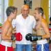 Abschlussboxen nach einem Jahr Motivations- und Anti-Aggressionstraining: Gerhard Landmann mit zwei Schülern.