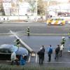 Beim Blick aus dem Fenster war eine Leserin unserer Zeitung zunächst geschockt...der Mast hat ihr Auto (den schwarzen Audi) nur knapp verfehlt.
