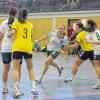 Freiraum: Nadja Heer (am Ball) auf dem Weg zum Torwurf, ihre Nüdlinger Kolleginnen Elena Keßler (links) und Anna Zimmer stehen Spalier – zusammen mit den Gegnerinnen.