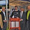 Interessiert: (von links) Gemeinderätin IGU Bettina Bötsch, Gemeinderat IGU Willi Pototzky, Bürgermeister Burkard Losert, der erste Vorsitzende der IGU Hans Ullrich, Geschäftsführer der NE-Solartechnik Stefan Göb, der stellvertretende Landrat Ernst Joßberger, Bundestagabgeordneter Hans-Josef Fell und Regierungsdirektor der Regierung von Unterfranken Ludwig Kees informieren sich beim Messerundgang über einen Stromspeicher.