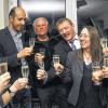 Ein Gläschen auf den Nixe-Verein: Die Vorstandsmitglieder Christa Schieblon, Marlies Obermeier, Ramzi Al Azawi, Ehrenmitglied Gerhard Lauer, Vorsitzender Peter Juks, Anja Harder, und Beatrice Guttenberger (von links).
