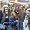 Trauer: Menschen gedenken am Sonntag der Opfer des Amoklaufes auf dem Marktplatz in Winnenden. Drei Jahre nach dem Amoklauf von Winnenden haben rund 400 Menschen an die Opfer der Bluttat erinnert.