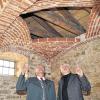 30 Jahre – 30 Wochen: Viel zu zeigen hat das Fränkische Freilandmuseum auch im Geburtstagsjahr. Themenwochen beleuchten Arbeitsfelder und Facetten des Museums. Neben dem Jubiläumswochenende wird die Einweihung des Bauernhauses aus Reichersdorf mit seinem einzigartigen Stallgewölbe, das Bezirkstagspräsident Richard Bartsch (links) und Museumsleiter Herbert May begutachten, der Höhepunkt des Jahres sein.