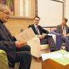 Gespräch über Trauer: Altbischof Georg Güntsch liest aus einem seiner Bücher, der Moderator Jean-Pierre Barraud und die Trauer- und Traumafachberaterin Margarete Frey-Lingscheidt hören zu.