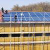 (fw)   Bei Sonnenschein ging die Photovoltaikanlage auf dem Dach der neuen Salzlagerhalle im Kreisbauhof Hoheim in Betrieb. Laut Landkreisverwaltung ist die Anlage 20 Meter lang, sechs Meter breit und kann 15 640 kWh im Jahr erzeugen. „Das deckt den Strombedarf des Bauhofs zu 80,2 Prozent“, berichtet Abteilungsleiter Matthias Will (rechts) beim Ortstermin. „Unser Bauhof hat ein grünes Verwaltungsgebäude“, so Will. Dei Investition rechnet sich in 13 Jahren.
