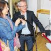 Spannende Reise durch den menschlichen Darm: Die Teilnehmer des Patientenseminars konnten an einem Modell selbst Hand anlegen und ein Gummibärchen aufspüren. Der Gastroentrologe Dr. Thomas Brohm (am Bildschirm) ist einer der 25 Kooperationspartner des Darmzentrums Kitzinger Land.