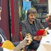 Italienische Liebe: Canzone, Vino e storia d‘amore – Gesang, Wein und Liebesgeschichte gab es im Rahmen der diesjährigen Reihe „LesART“ in der Kantine des Zementwerks Schwenk. Reinhold Joppich (hinten) las Liebesgeschichten italienischer Autoren und Mario Di Leo brachte vielseitige Liebeslieder zu Gehör.