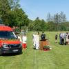 Feierliche und originelle Segnung des neuen Mehrzweckfahrzeug durch Pfarrer Michael Schmitt mit einer "Wasserbombe". Allerdings "zündete" der Segen etwas zu früh und der Geistliche bekam eine Ladung Wasser ab.