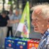 Rainer Stark, Personalratsvorsitzender der Stiftung Juliusspital, spricht am Montag  (13.05.24) mit Pflegerinnen und Pflegern vor dem Seniorenstift des Juliusspitals in Würzburg. Um die 60 Pflegerinnen und Pfleger versammeln sich dort unter dem Motto "Starke ver.di, starke Pflege" zu einer Protestaktion. Anlässlich des Internationen Tags der Pflegenden am 12. Mai sind in der Region verschiedene Aktionen geplant, um auf die Bedeutung der Pflege aufmerksam zu machen, darunter die "aktive Mittagspause" am Juliusspital.