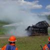 Die Jugendfeuerwehr zeigte bei einer Schauübung eindrucksvoll das Löschen eines in Brand stehenden Holzhäuschens. Die Jugendfeuerwehr zeigte bei einer Schauübung eindrucksvoll das Löschen eines in Brand stehenden Holzhäuschens.