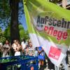 Um die 60 Pflegerinnen und Pfleger versammeln sich am Montag (13.05.24) unter dem Motto "Starke ver.di, starke Pflege" vor dem Seniorenstift des Juliusspitals in Würzburg zu einer Protestaktion. Anlässlich des Internationen Tags der Pflegenden am 12. Mai sind in der Region verschiedene Aktionen geplant, um auf die Bedeutung der Pflege aufmerksam zu machen, darunter die "aktive Mittagspause" am Juliusspital.