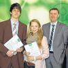 Vereinbarung steht: Die ersten beiden Studenten des Dualen Studiengangs der AOK in Würzburg haben ihre Verträge unterzeichnet. Unser Foto zeigt (von links) AOK-Direktor Horst Keller, Patrick Lippert (Gemünden), Luisa Maria Schmalzl (Ochsenfurt), AOK-Personalchef Stephan Götz und Ausbildungsleiter Christian Berger.