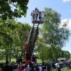 Für die Kinder war es ein besonderes Erlebnis, beim Fest der Feuerwehr Bischofsheim mit der Drehleiter in die Lüfte aufzusteigen.