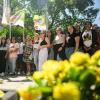 Um die 60 Pflegerinnen und Pfleger versammeln sich am Montag unter dem Motto "Starke ver.di, starke Pflege" vor dem Seniorenstift des Juliusspitals in Würzburg zu einer Protestaktion. Sie machten auf die Bedeutung der Pflege aufmerksam.