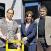 Ein Stuhl als Symbol: Carolin Steger und Stefan Leins machten Bürgermeisterin Ursula Engert (Mitte) ein originelles Geschenk zur Einweihung des generalsanierten Eisinger Rathauses.